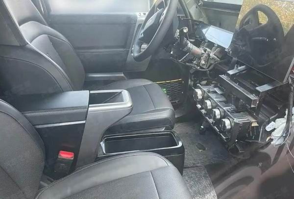 iCAR全新SUV测试谍照传闻该车型为增程车型将命名V25