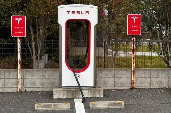 特斯拉超级充电桩已向宝马电动汽车开放下载app进行充电