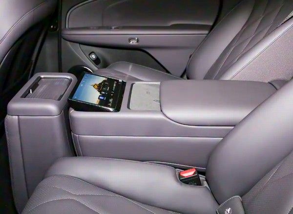 昊铂A800新车到店中大型增程轿车有望于年内上市