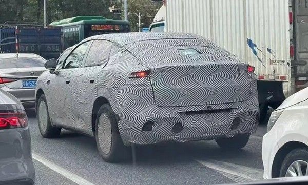 小鹏汽车全新MONA系列SUV谍照新车预计将于明年发布