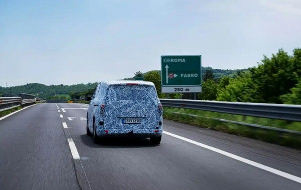 全新纯电奔驰VLE预告图最多提供8座布局福建奔驰负责国产