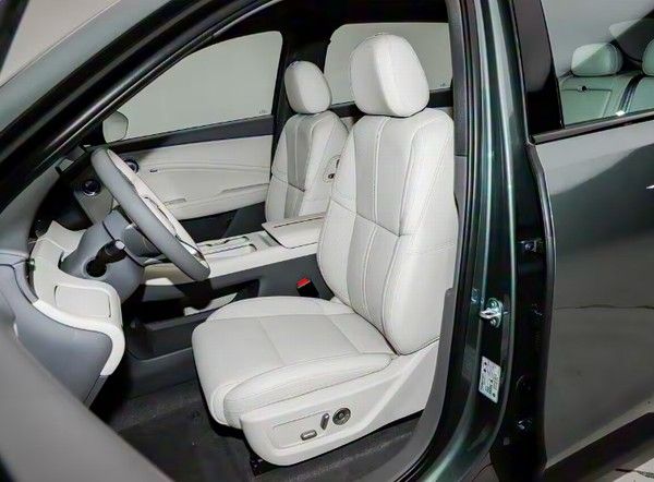 红旗HS6 PHEV正式上市插混中大型SUV价格参数配置