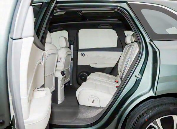 红旗HS6 PHEV正式上市插混中大型SUV价格参数配置