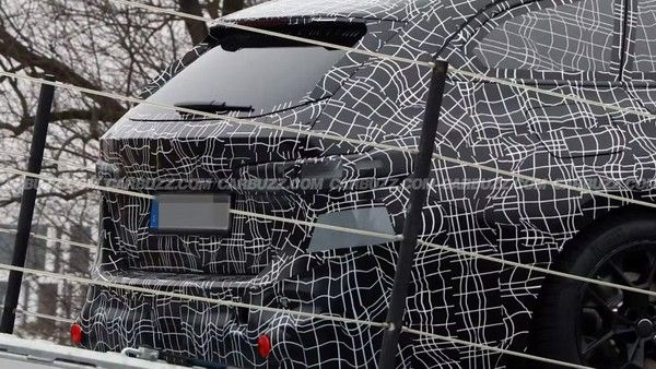 宝马5系旅行版中期改款原型车图片回归传统保守设计风格