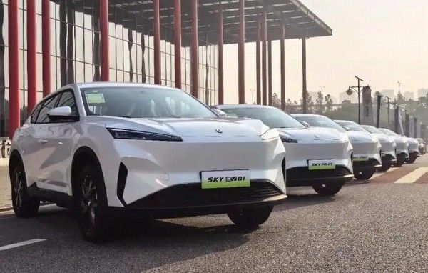 东风天元独立北斗智能通讯定位终端量产车风神SKY EV01