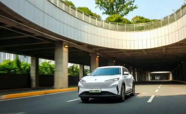 东风天元独立北斗智能通讯定位终端量产车风神SKY EV01