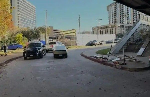 特斯拉Cybercab美国奥斯汀市中心进行路测照片被曝光