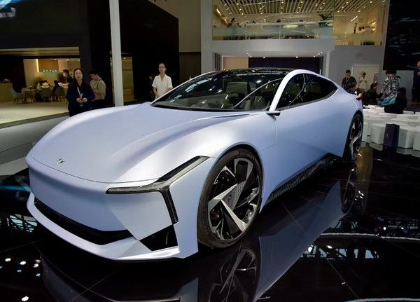 东风与华为乾崑中高端智能汽车奕境首台工装样车正式下线