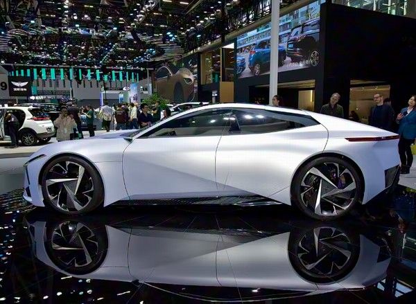 东风与华为乾崑中高端智能汽车奕境首台工装样车正式下线