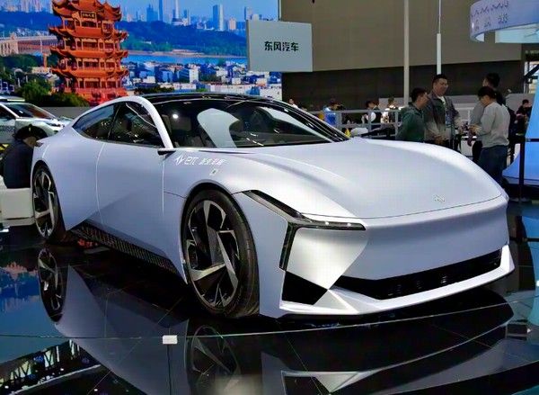 东风与华为乾崑中高端智能汽车奕境首台工装样车正式下线