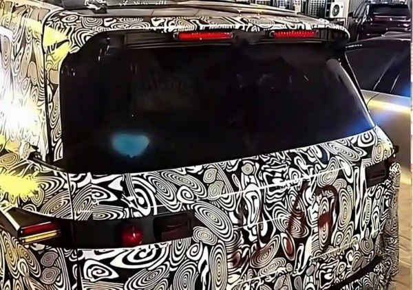 领克全新SUV疑似领克800伪装谍照或定位中大型SUV