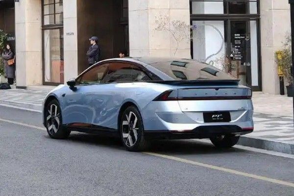 小鹏P7+增程版实车图预计该车型将于2026年正式发布