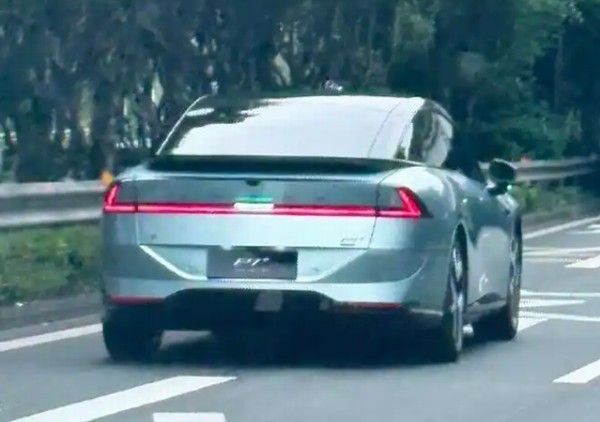 小鹏P7+增程版实车图预计该车型将于2026年正式发布