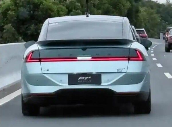 小鹏P7+增程版实车图预计该车型将于2026年正式发布