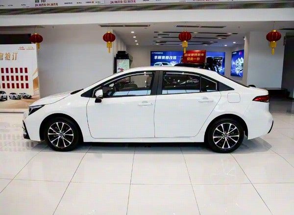 广汽丰田紧凑型轿车雷凌L轴距加长实车到店价格参数配置