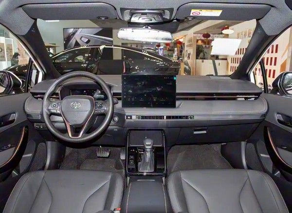 广汽丰田紧凑型轿车雷凌L轴距加长实车到店价格参数配置