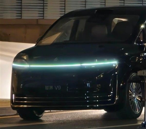 鸿蒙智行首款MPV智界V9实车泄露车长超5.3米属大型MPV
