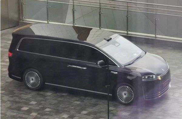 鸿蒙智行首款MPV智界V9实车泄露车长超5.3米属大型MPV