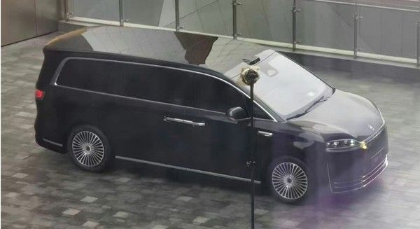 鸿蒙智行首款旗舰MPV车型即将亮相智界V9实车照片曝光