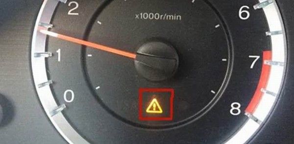 车上的感叹号黄色标志亮了是什么意思？