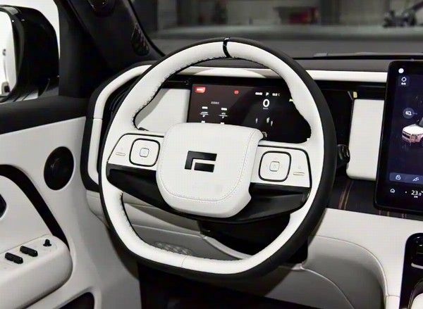 极石ADAMAS中国版中大型增程SUV正式上市价格参数配置