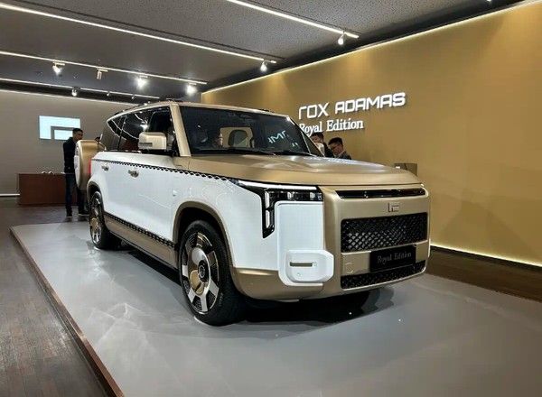 极石ADAMAS中国版中大型增程SUV正式上市价格参数配置