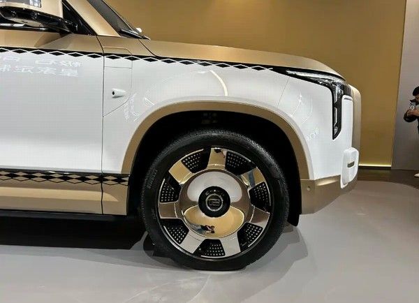 极石ADAMAS中国版中大型增程SUV正式上市价格参数配置