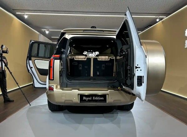 极石ADAMAS中国版中大型增程SUV正式上市价格参数配置