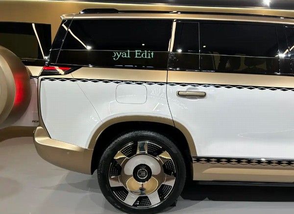 极石ADAMAS中国版中大型增程SUV正式上市价格参数配置