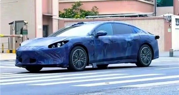 方程豹首款轿车谍照新车预计2026年发布可能命名“镁9”