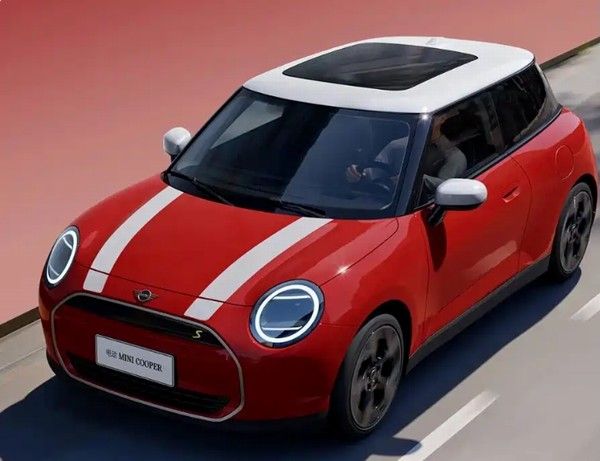 电动MINI COOPER蒙特卡洛冠军配色车型采用经典红白配色