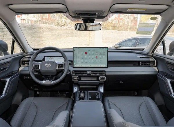 一汽丰田全新RAV4荣放正式开启交付全新外观设计