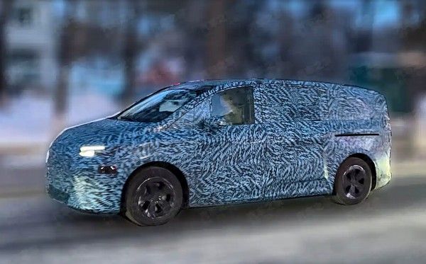 国产全新纯电奔驰VLE谍照3月10日首秀提供8座布局