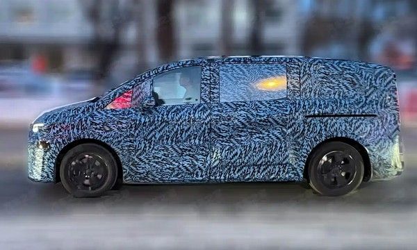 国产全新纯电奔驰VLE谍照3月10日首秀提供8座布局