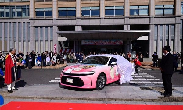 丰田80周年庆粉色草莓皇冠轿车基于丰田皇冠轿车Z版