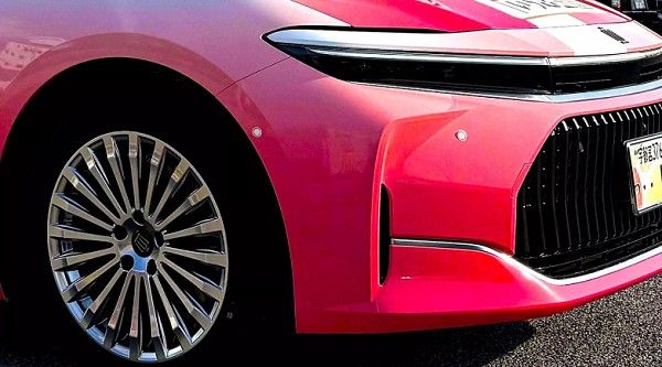 丰田80周年庆粉色草莓皇冠轿车基于丰田皇冠轿车Z版