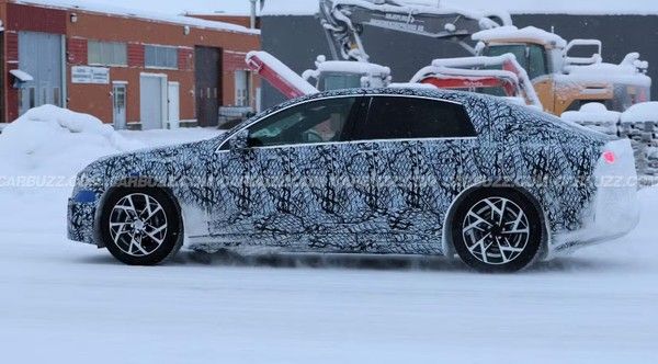 奔驰纯电C级轿车路测图曝光预计该车将于2026年亮相