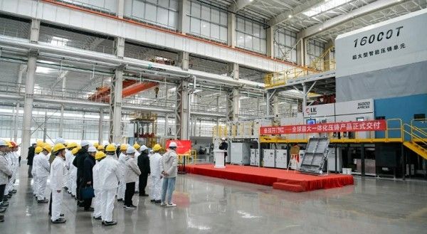 东风汽车一体化压铸生产首款产品电池箱体成功下线交付